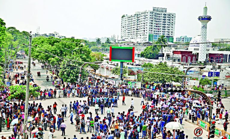 দ্বিতীয় দিনের মতো অবরোধ !! নীলক্ষেত মোড়ে ।