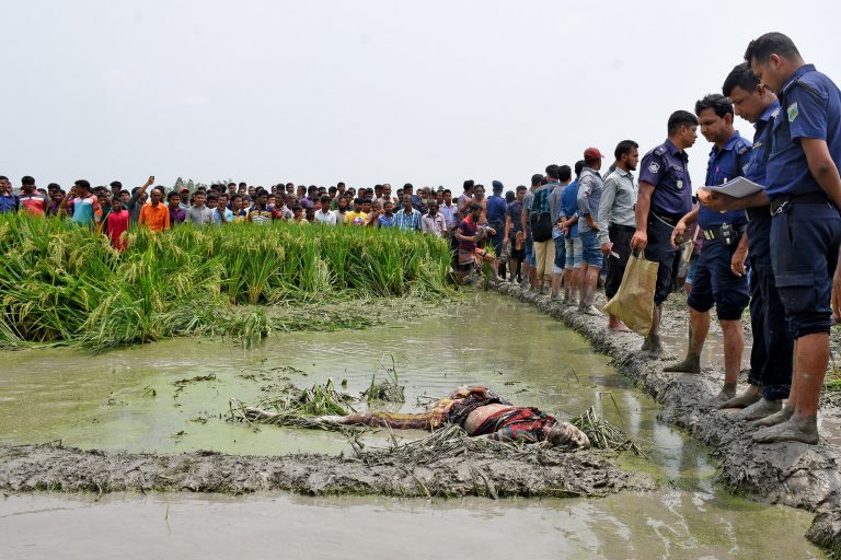 রাজশাহীর বাগমারায় ধানখেত থেকে  এক যুবকের গলা কাটা লাশ পাওয়া গেছে।