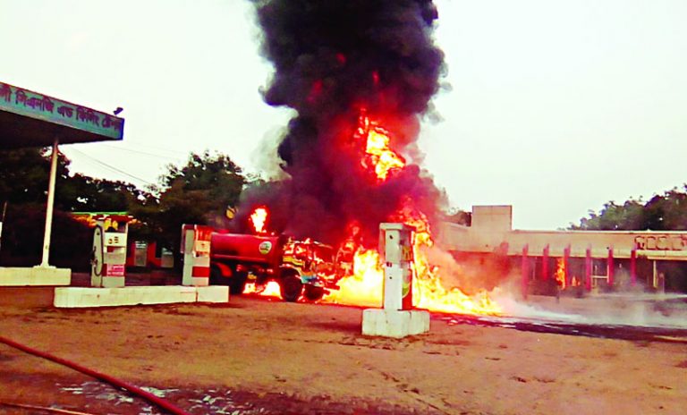 কল্যাণপুরে পেট্রল পাম্পে আগুন