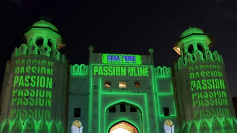 চ্যাম্পিয়ন্স ট্রফির আলোয় আলোকিত ঐতিহাসিক ‘লাহোর ফোর্ট’