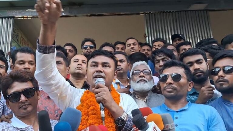 ‘শেখ হাসিনা আওয়ামী নেত্রী হওয়ারও যোগ্যতা রাখেন না’